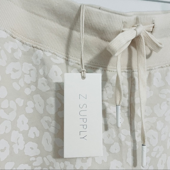 Z SUPPLY | Ava Cream Leopard Drawstring Jogger - Picture 9 of 13